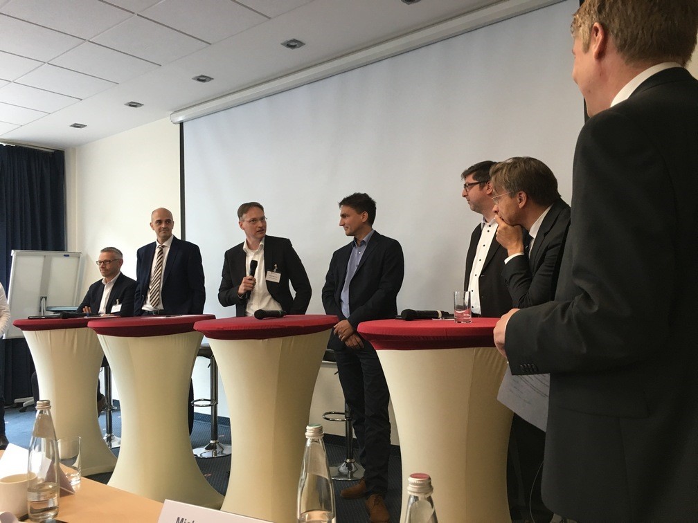 Auf dem Bild von links nach rechts: Lars Drckhammer (blau direkt), Oliver Kieper (Netfonds), Andr Mnnicke (Smart InsurTech), Marc Rindermann (Acturis Deutschland), Matthias Brauch (Softfair), Hartmut Goebel (BDVM) und Henning Plagemann (dvb)