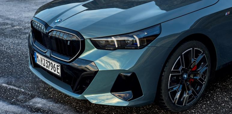https://www.deutsche-versicherungsboerse.de/images/artikel-slider/maklerprozesse/1176/p90537291_lowres_the-new-bmw-i5-edriv_resized.jpg