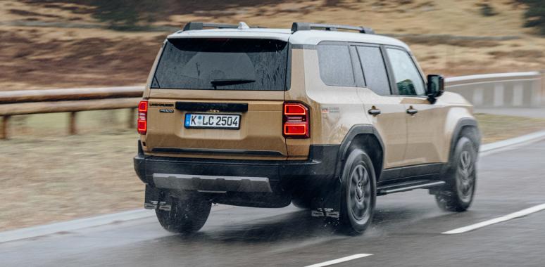https://www.deutsche-versicherungsboerse.de/images/artikel-slider/maklerprozesse/1300/2024_landcruiser_mte_dynamic_007_resized.jpg