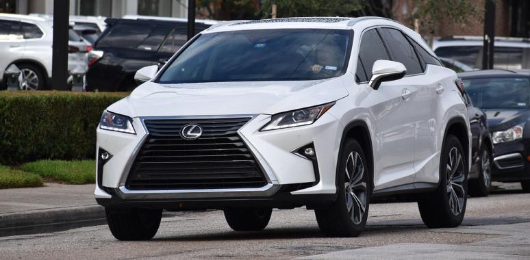 https://www.deutsche-versicherungsboerse.de/images/artikel-slider/maklerprozesse/1300/lexus-nx-5267710_1280_resized.jpg