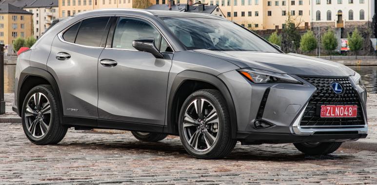 https://www.deutsche-versicherungsboerse.de/images/artikel-slider/maklerprozesse/1300/lexus_ux_250h_66_resized.jpg