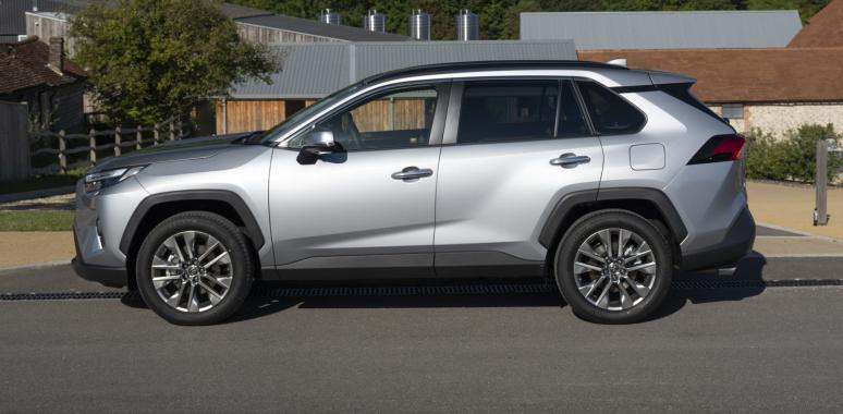 https://www.deutsche-versicherungsboerse.de/images/artikel-slider/maklerprozesse/1300/toyota-rav4-hybrid-008-scaled_resized.jpg