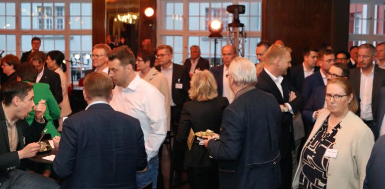 https://www.deutsche-versicherungsboerse.de/images/artikel-slider/maklerprozesse/1428/img_4054_perfectlyclear_resized.jpg