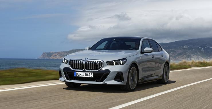 https://www.deutsche-versicherungsboerse.de/images/artikel-slider/maklerprozesse/966/p90522951_highres_the-bmw-i5-edrive40-_resized.jpg