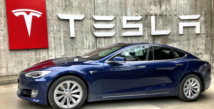 https://www.deutsche-versicherungsboerse.de/images/artikel-slider/maklerprozesse/966/tesla-fans-schweiz-2swawy4xhb0-unsplash_resized.jpg